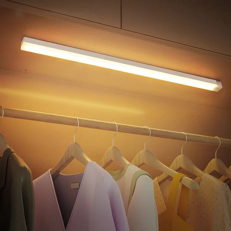 Smart-hjem LED-lampe med bevegelsessensor. Trådløs, oppladbar og perfekt som kjøkkenlys eller trappebelysning.