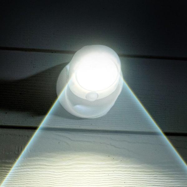 Effektiv trådløs LED-lampe med bevegelsessensor; gir automatisk lys i garasje, kjeller og gang.