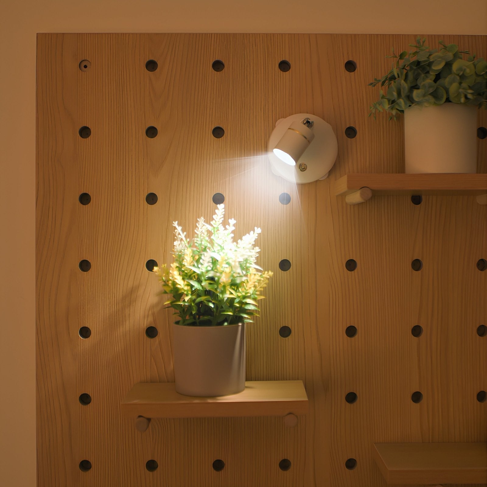 LumaSpot trådløs LED-spotlight for fleksibel punktbelysning. Dimbar lampe med enkel installasjon, perfekt interiørlys.