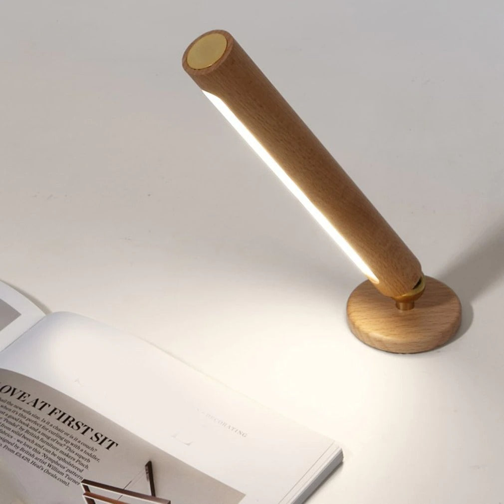 Moderne LED vegglampe i naturlig tre, trådløs og dimbar. Stilig interiørdekor med funksjonell belysning.