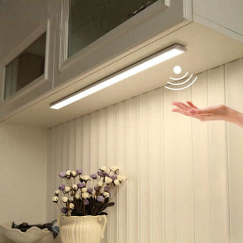 Slankt trådløst LED-skaplys med bevegelsessensor, ideelt for garderobe og kjøkken.