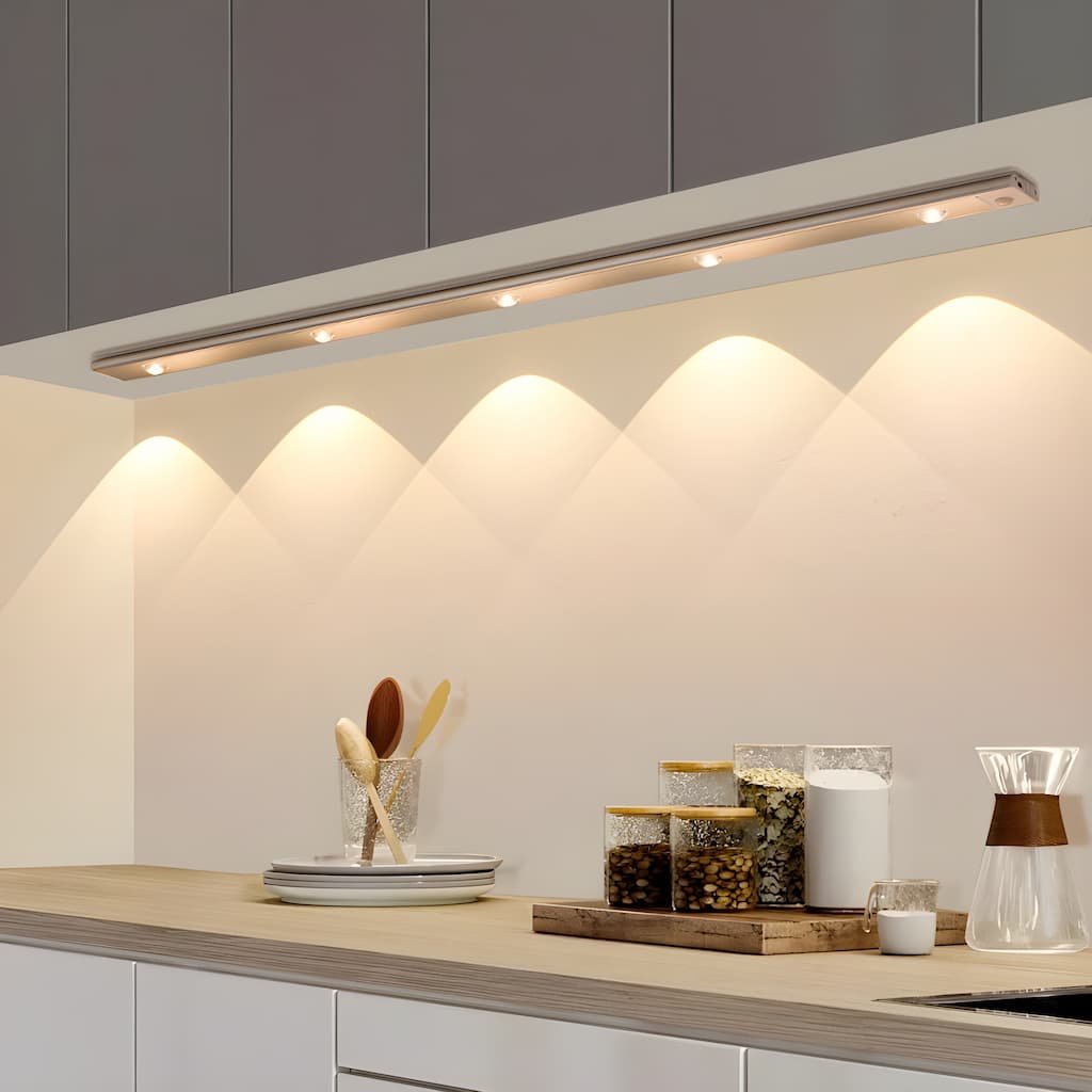Oppladbar LED-lampe med bevegelsessensor. Trådløs interiørbelysning for gang, kjøkken og nattlys.