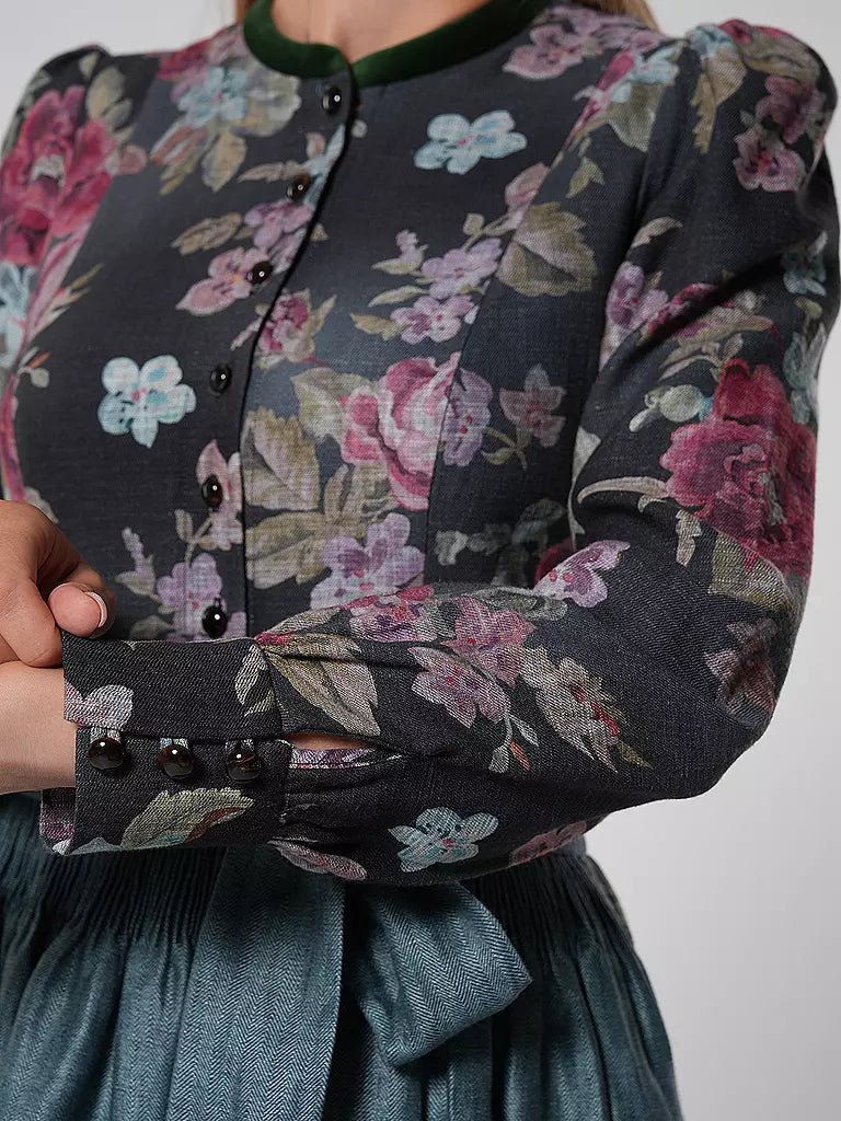 Helkroppsbilde av kvinne i autentisk dirndl kjole, tradisjonell stil og fargerikt blomstermønster, Oktoberfest klar.