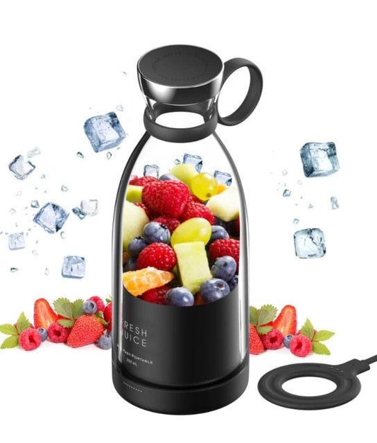 Bærbar elektrisk smoothie-blender i aksjon, blander frukt til en sunn drikk.