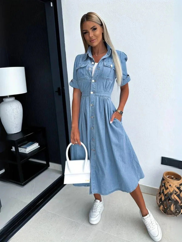 Komfortabel blå midi-denimkjole for kvinner, flott for sommerdager og uformelle anledninger. Enkel stil.