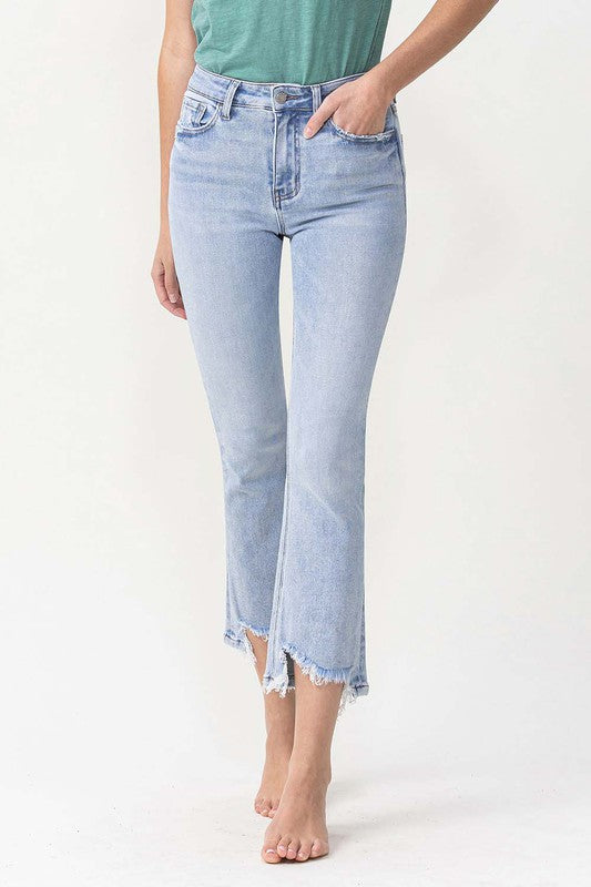 Komfortable kick flare jeans for kvinner i lys denim, med flatterende høy midje. Ideell for hverdag og fest.