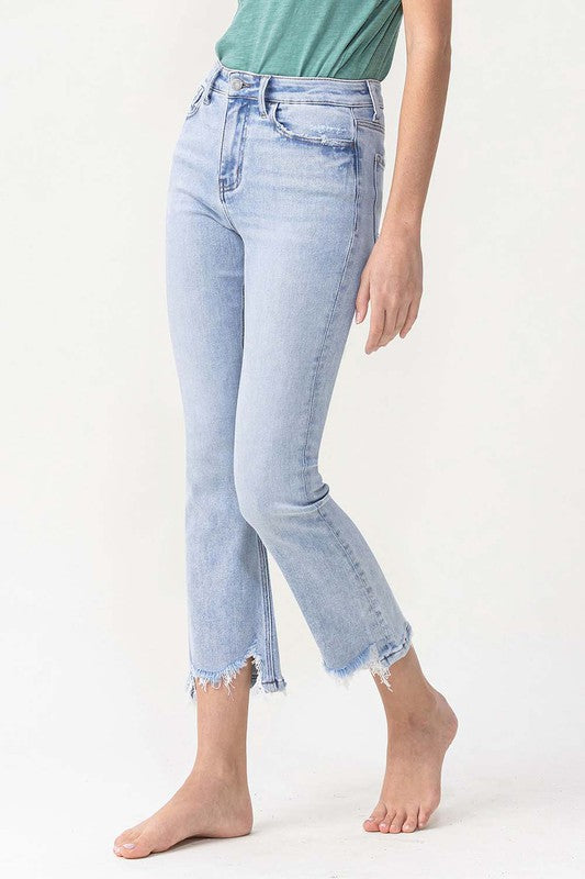 Damejeans: Moderne kick flare snitt i lys vasket denim. Høy midje gir en komfortabel og elegant passform.