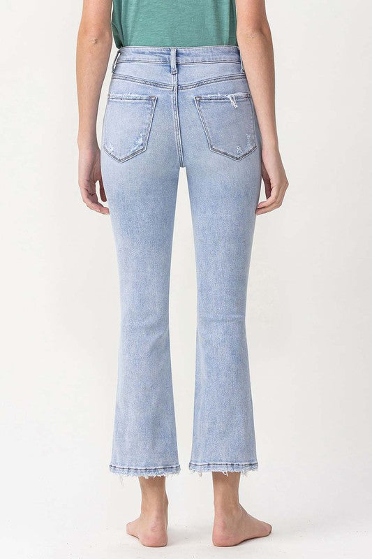 Lys denim kick flare jeans med høy midje. En trendy og allsidig bukse som passer til mange antrekk.