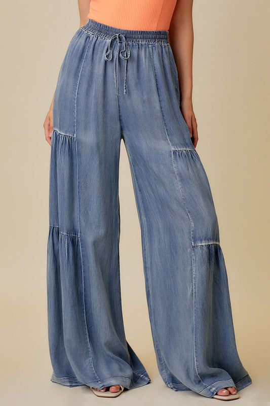 Stilige vide volangbukser for dame i vasket denim, perfekt for fritid. Komfortable og trendy sommerbukser.