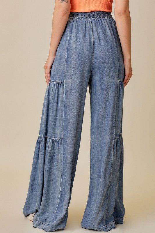 Moderne damebukser med brede volanger og vasket stil. Vide denim fritidsbukser, komfortable for hverdagsbruk.