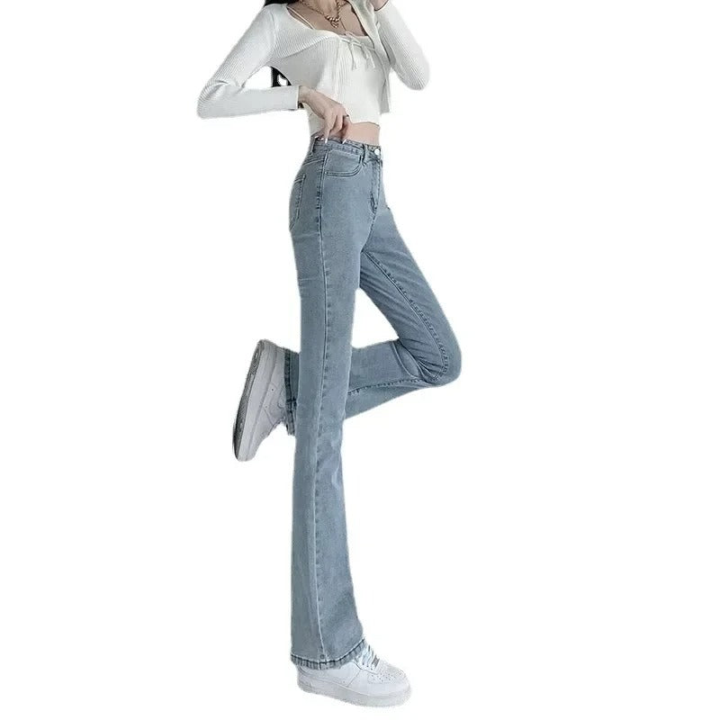 Trendy damebukser med høy midje og utsvingte ben i klassisk blå denim for en smigrende passform.