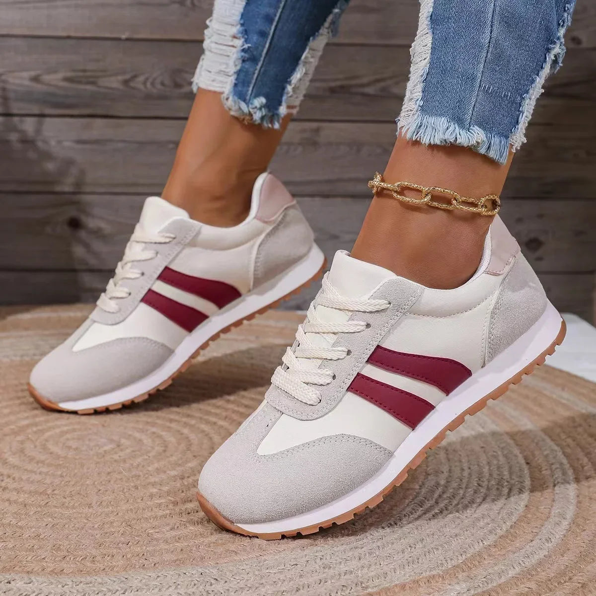 Sporty damesko, lavtopp sneakers med sidestriper. Trendy komfortsko perfekt for aktive dager og friskeføtter.