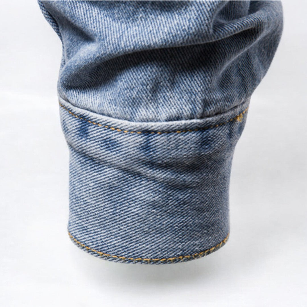 Stilig herre denimjakke med doble brystlommer og unikt vasket utseende for moderne look.