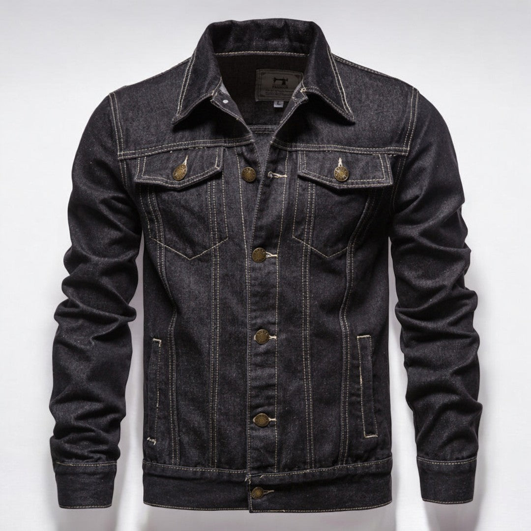 Allsidig herrejakke i vasket denim med doble brystlommer, perfekt for en casual og skreddersydd look.