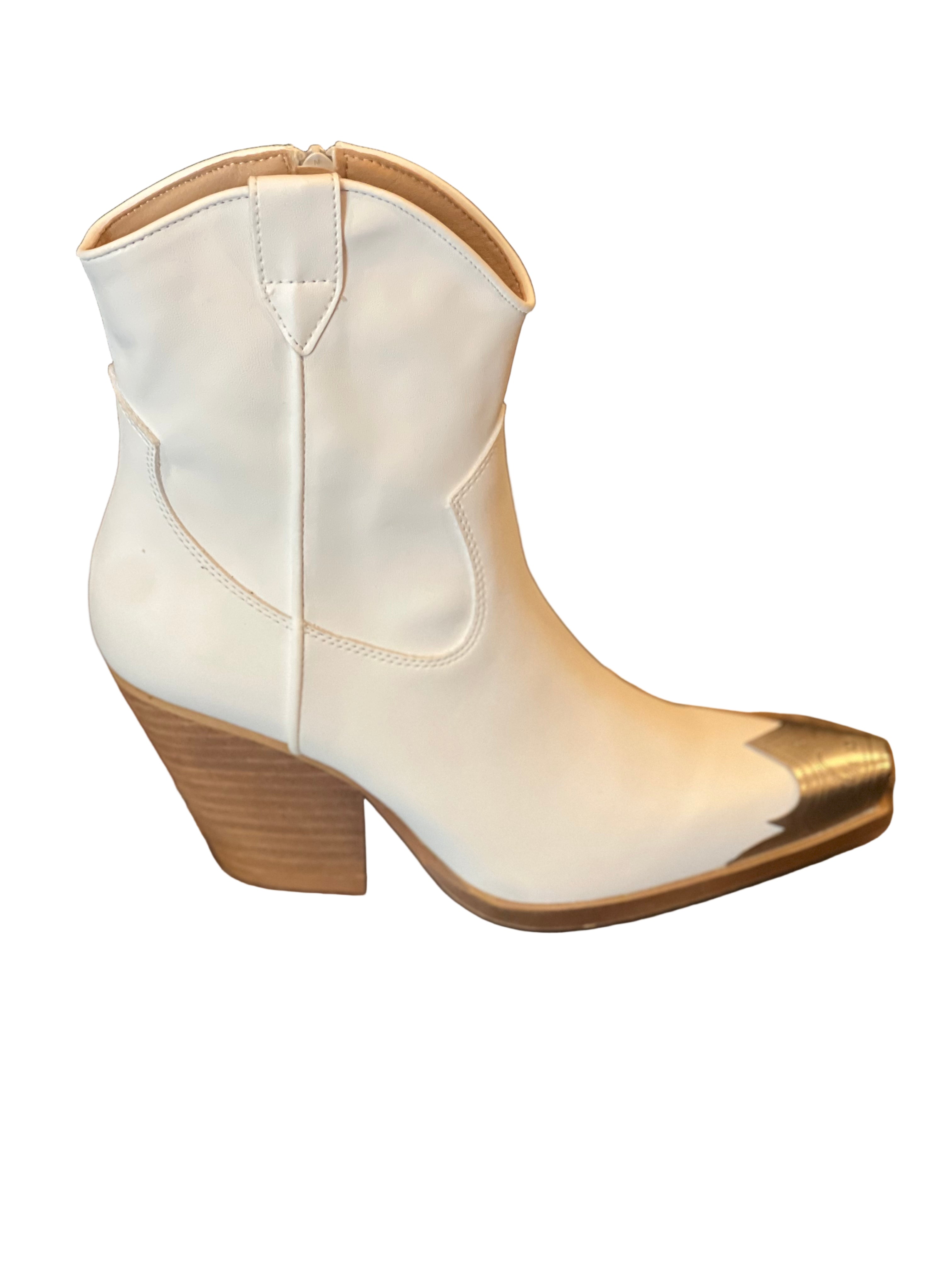 Trendy hvite westernstøvler for dame, perfekt for moderne casual stil. Komfortable støvletter.