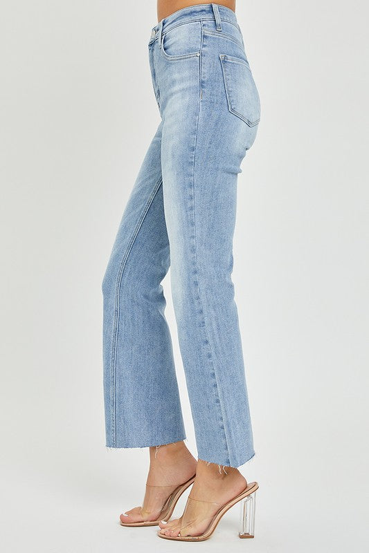Modell iført kvinner crop flare bukser med høyt liv. Presenterer den stilfulle og komfortable passformen.