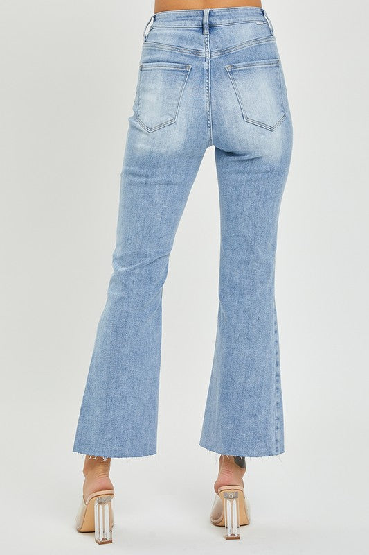 Nærbilde av Kvinner crop flare bukser, fremhever høyt liv og kvalitetsstoff. En trendy damejeans.