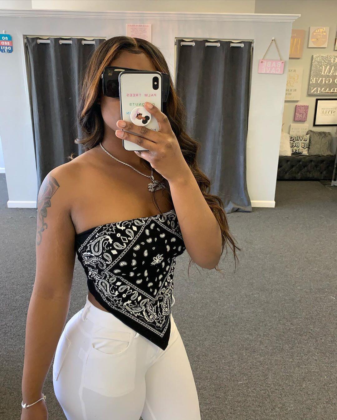 Fargerik ermeløs tube crop topp i bandana-stil for kvinner; en trendy casual sommertopp.