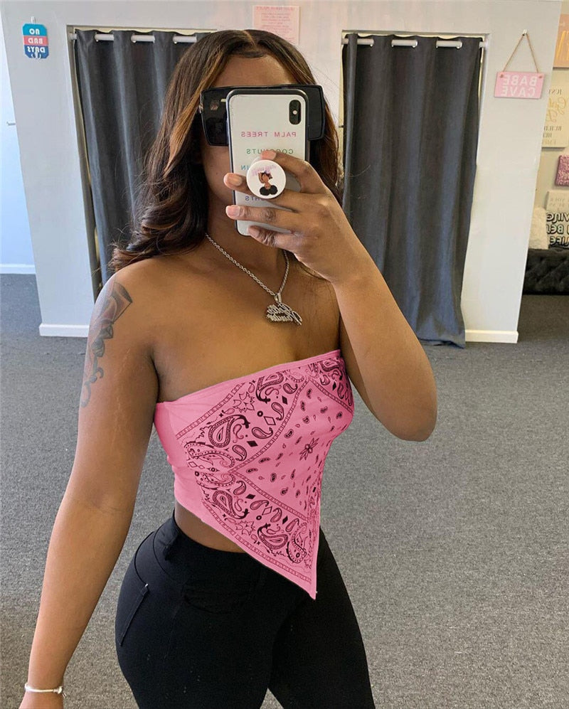 Mote-riktig tube bandana crop topp for kvinner, egnet for både casual og festlige anledninger.
