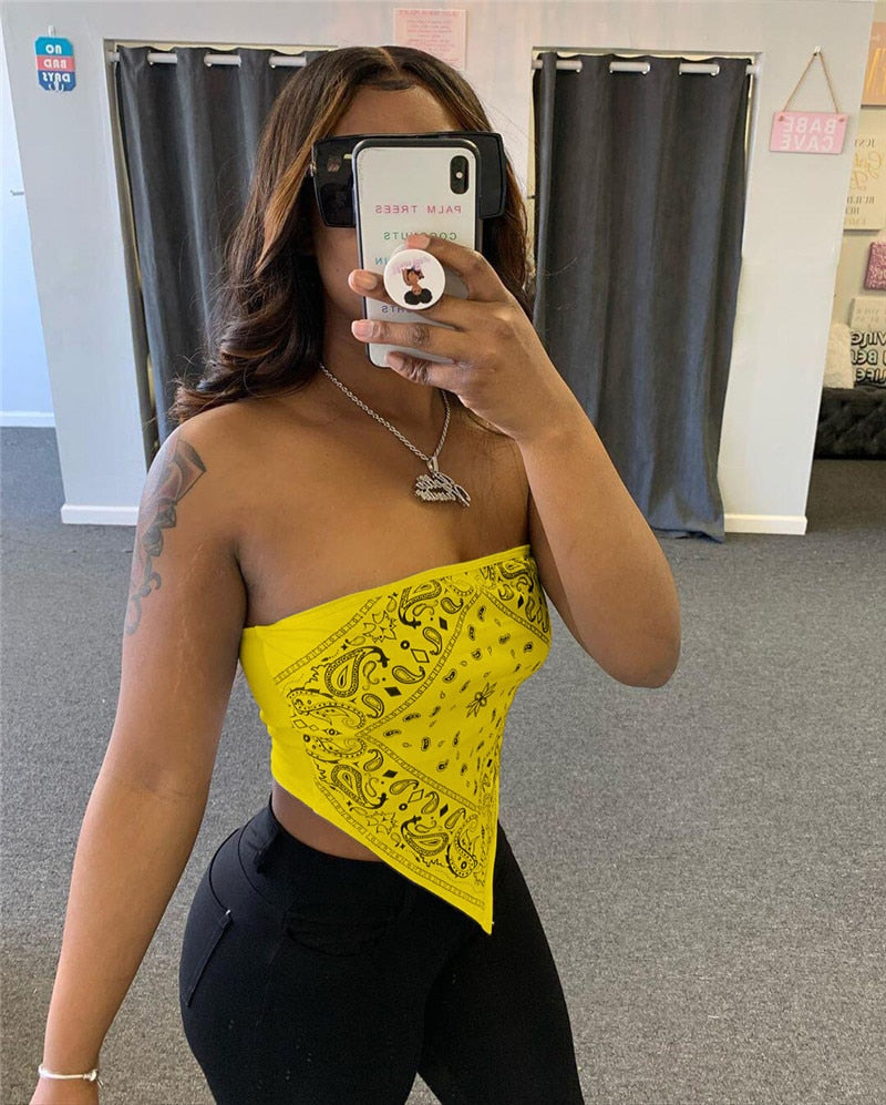 Lett og ermeløs bandana tube crop topp for kvinner. Perfekt som en trendy sommertopp eller festtopp.