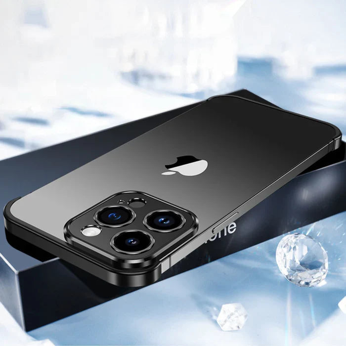 Bilde av ultratynt iPhone deksel med telefon. Demonstrerer perfekt passform og slankhet.
