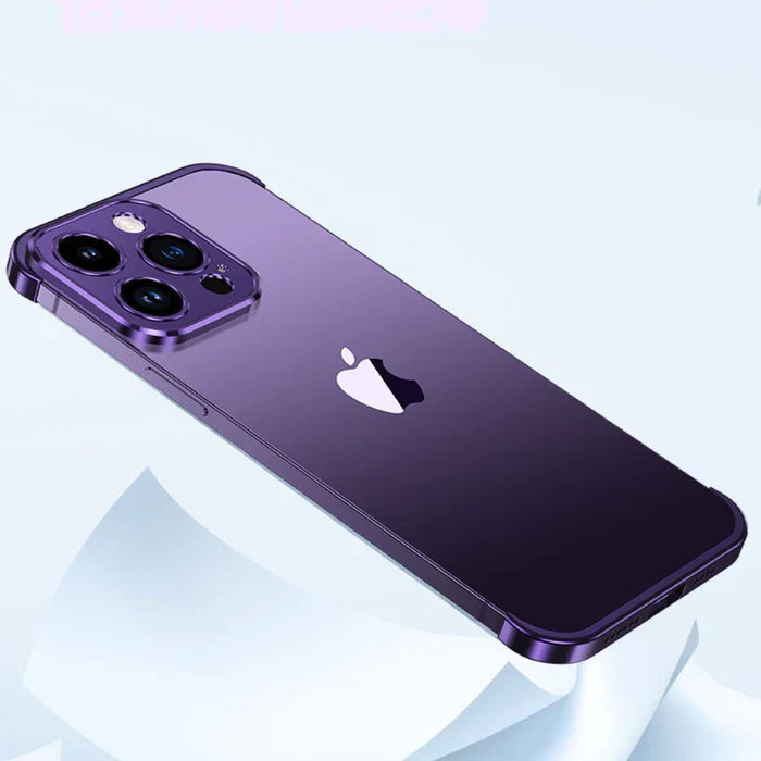 Bakside av ultratynt iPhone deksel. Viser kameraåpning og presis passform.