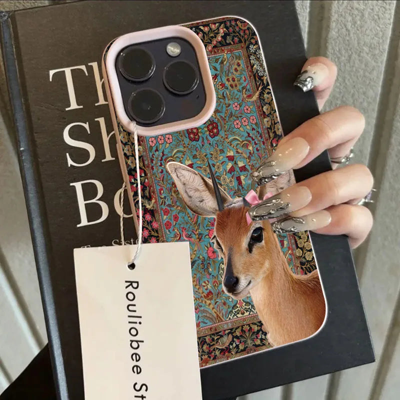 Blomster telefonveske for iPhone 14, vist fra siden for å fremheve slank design.