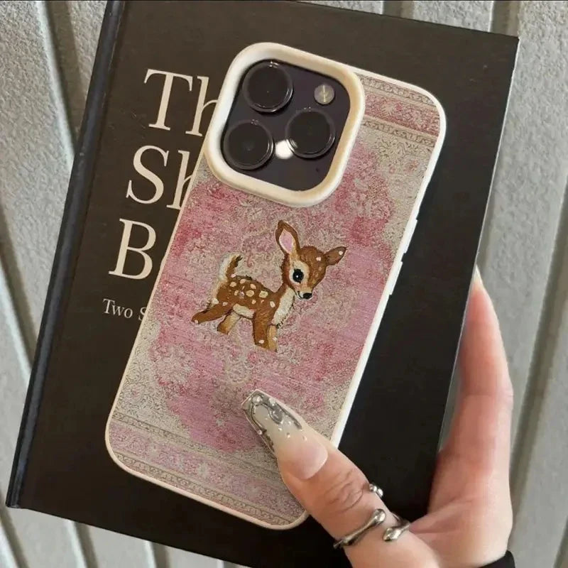 Trendy mykt blomsterdeksel til iPhone 13, lettvekt og beskyttende for daglig bruk.