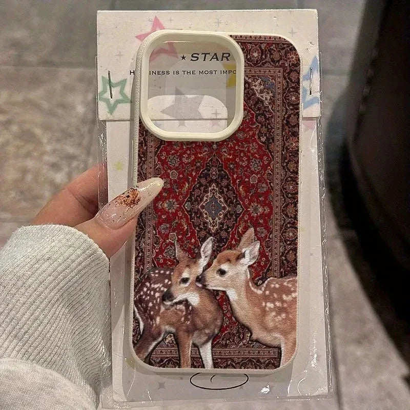Detaljert bilde av blomsterdekor på et beskyttende iPhone 12 Pro Max deksel.
