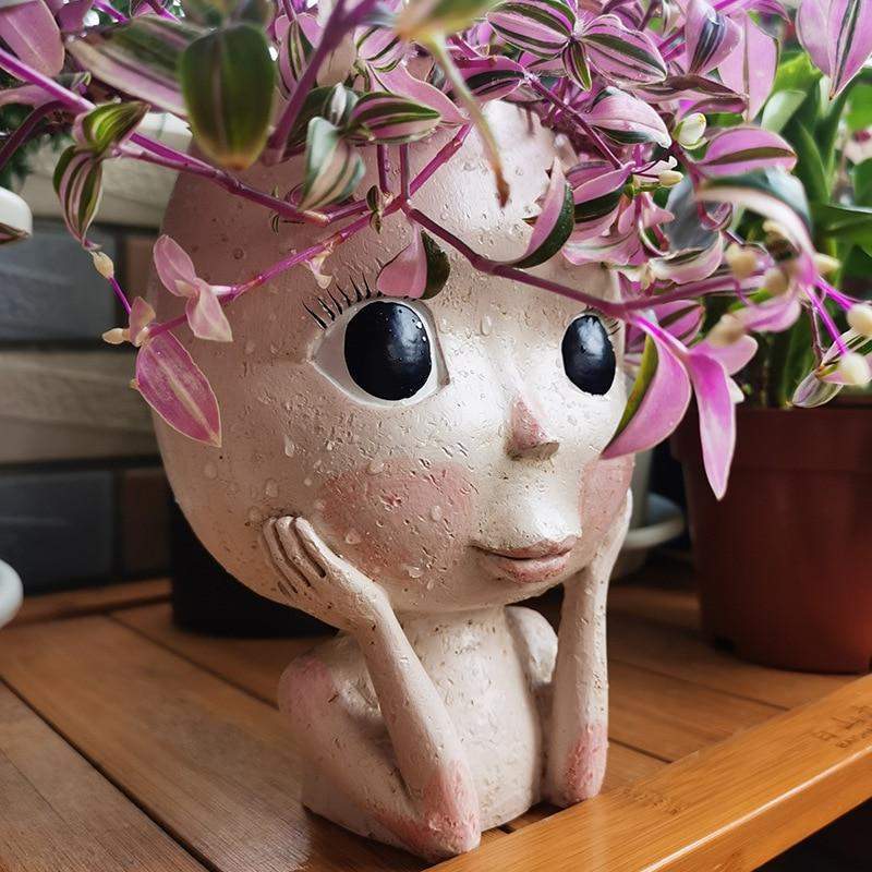 Hvit blomsterpotte med ansikt i resin, en moderne og unik dekorasjon for planter og ditt hjem.