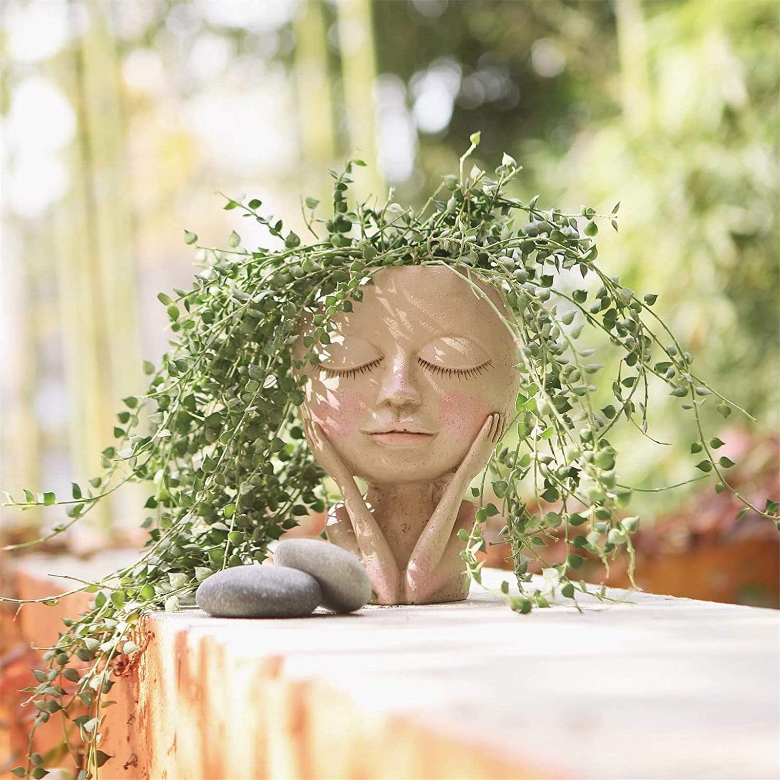 Dekorativ resin blomsterpotte med ansiktsuttrykk. Bringer liv til dine planter og hjeminnredning.