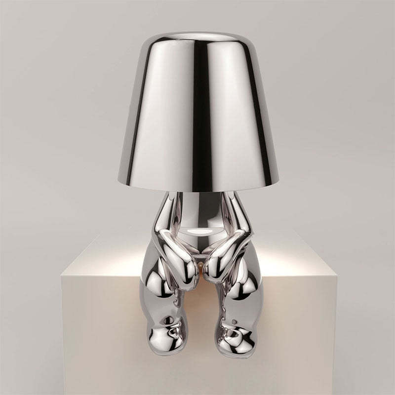 Stilren bordlampe i sølv, ideell som leselys og nattbordlampe for moderne interiørdesign.