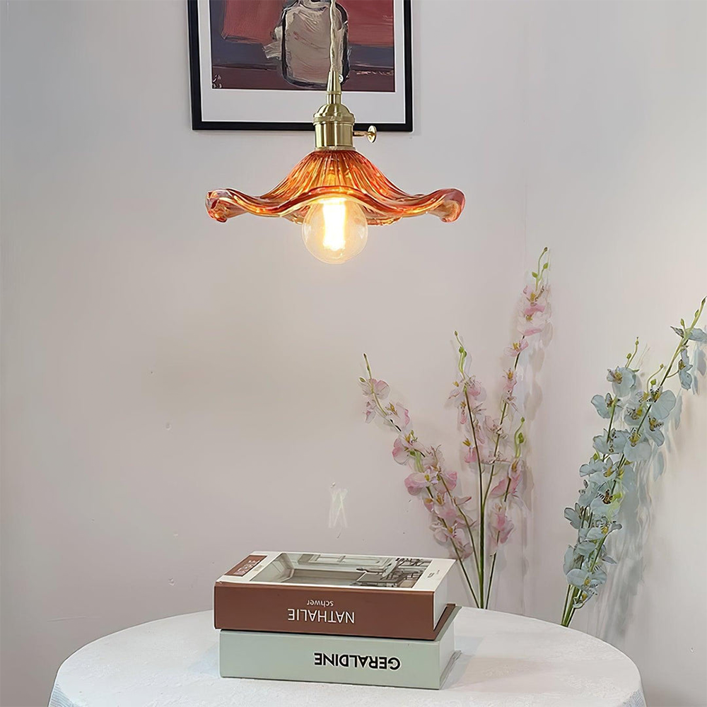 Unik pendellampe med hibiskusdesign. En moderne taklampe for dekorativ belysning i stue eller spisestue.