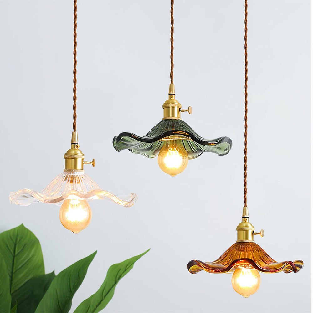 Elegant hibiskuslampe; en moderne pendellampe med blomsterdesign, perfekt som interiørdetalj.