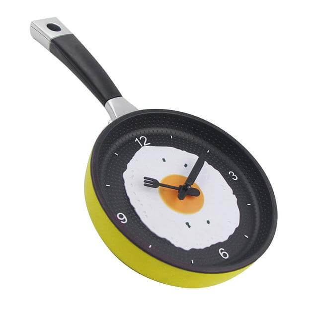 Stilig veggklokke til kjøkkenet, stekepanne design med egg og stille urverk. Funksjonell.