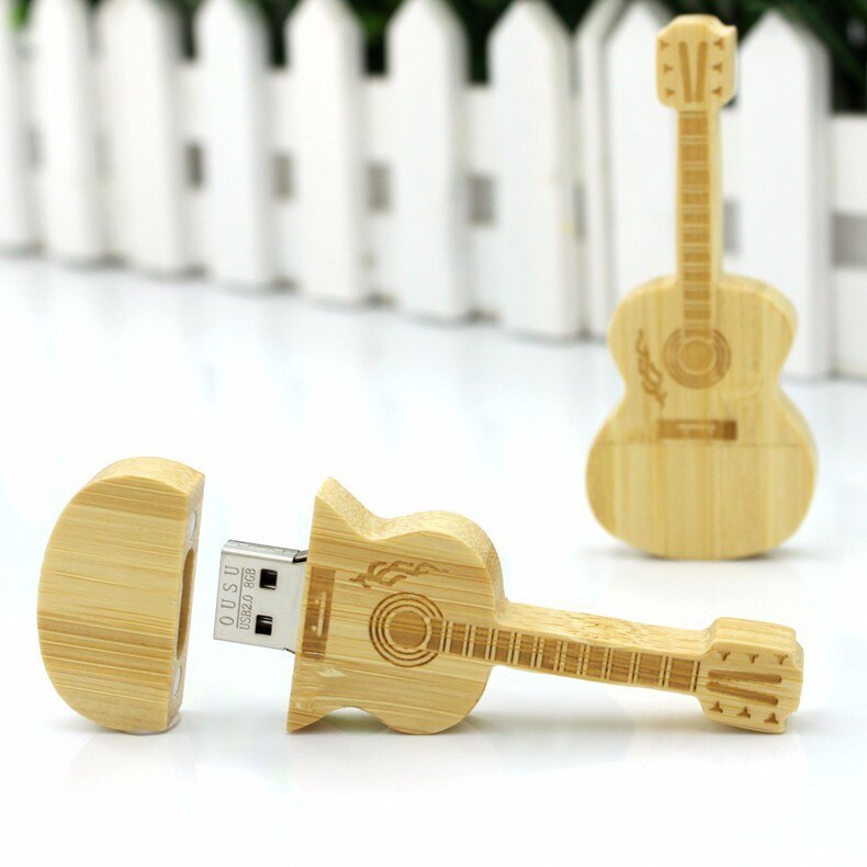 Original tregitar USB-minnepinne. Ideell og unik gave til teknologi- og musikkelskere; en bærbar minneenhet.
