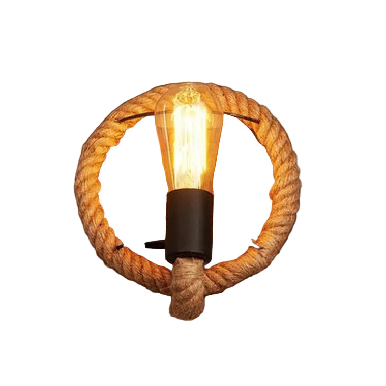 Unik vegglampe i vintage stil, perfekt for koselig belysning og hjemmeinnredning i stuen.