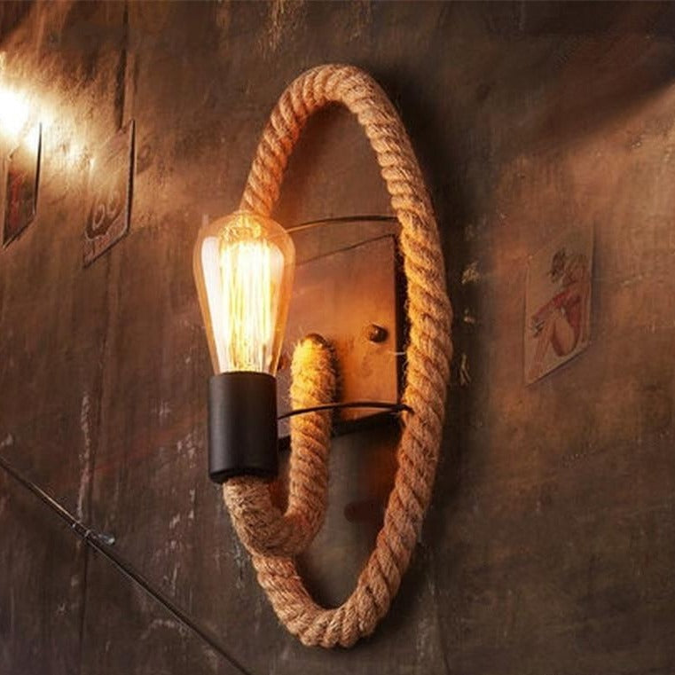 Rustikk vegglampe med E27 sokkel. Skaper varm, koselig atmosfære i soverom eller lesekrok.