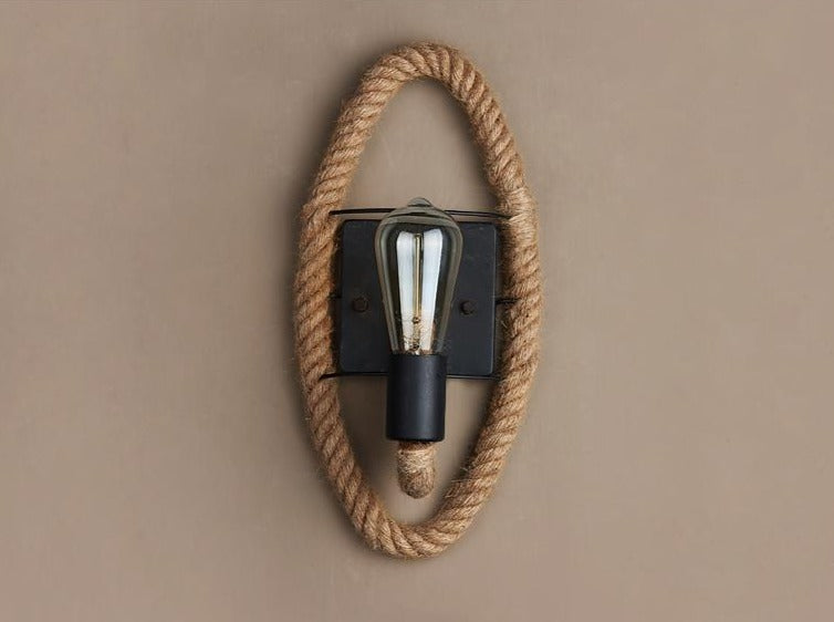 Plassbesparende vegglampe i unik vintage design. Perfekt som stemningsbelysning i ethvert rom.