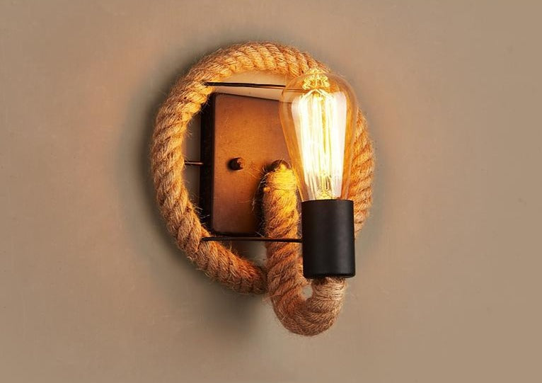 Dekorativ E27 vegglampe med rustikk finish. Gir hjemmet et unikt og koselig preg.