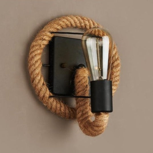 Tradisjonell vegglampe med moderne vri. Vintage stil belysning for stue eller gang.