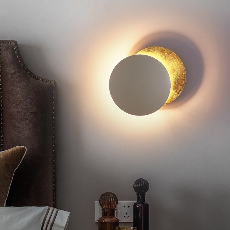 Vegglampe LED med fantastisk lysspill som etterligner solformørkelse. Unikt design i gull/roségull. Dekorativ.