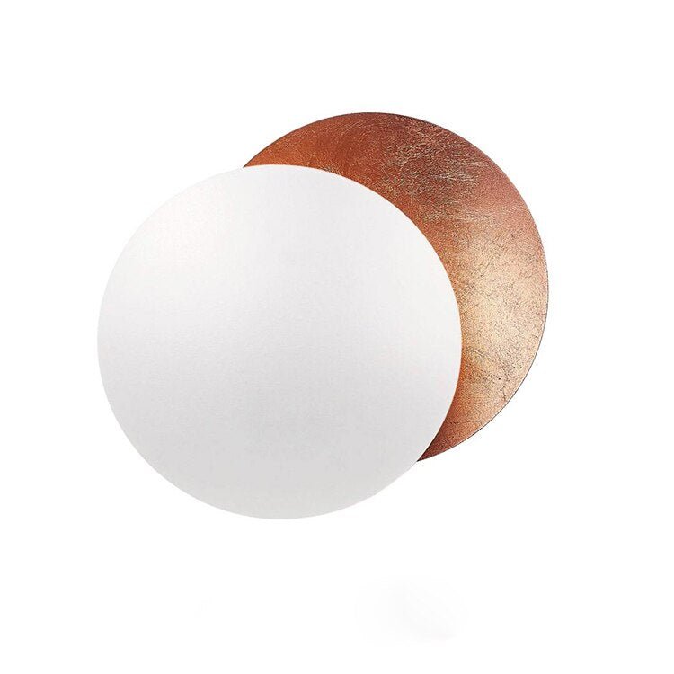 Moderne LED-vegglampe med unikt solformørkelse-inspirert lys. Dekorativ og stemningsfull i gull/roségull.