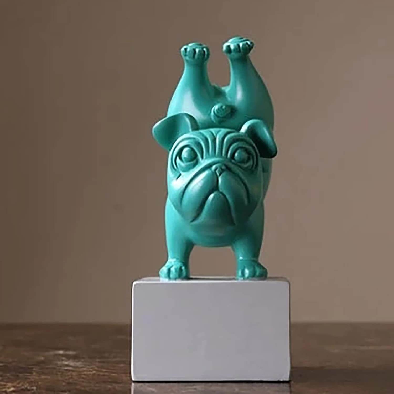 Moderne bulldog yogafugur i harpiks, stilig pyntegjenstand for hjem og barnerom.
