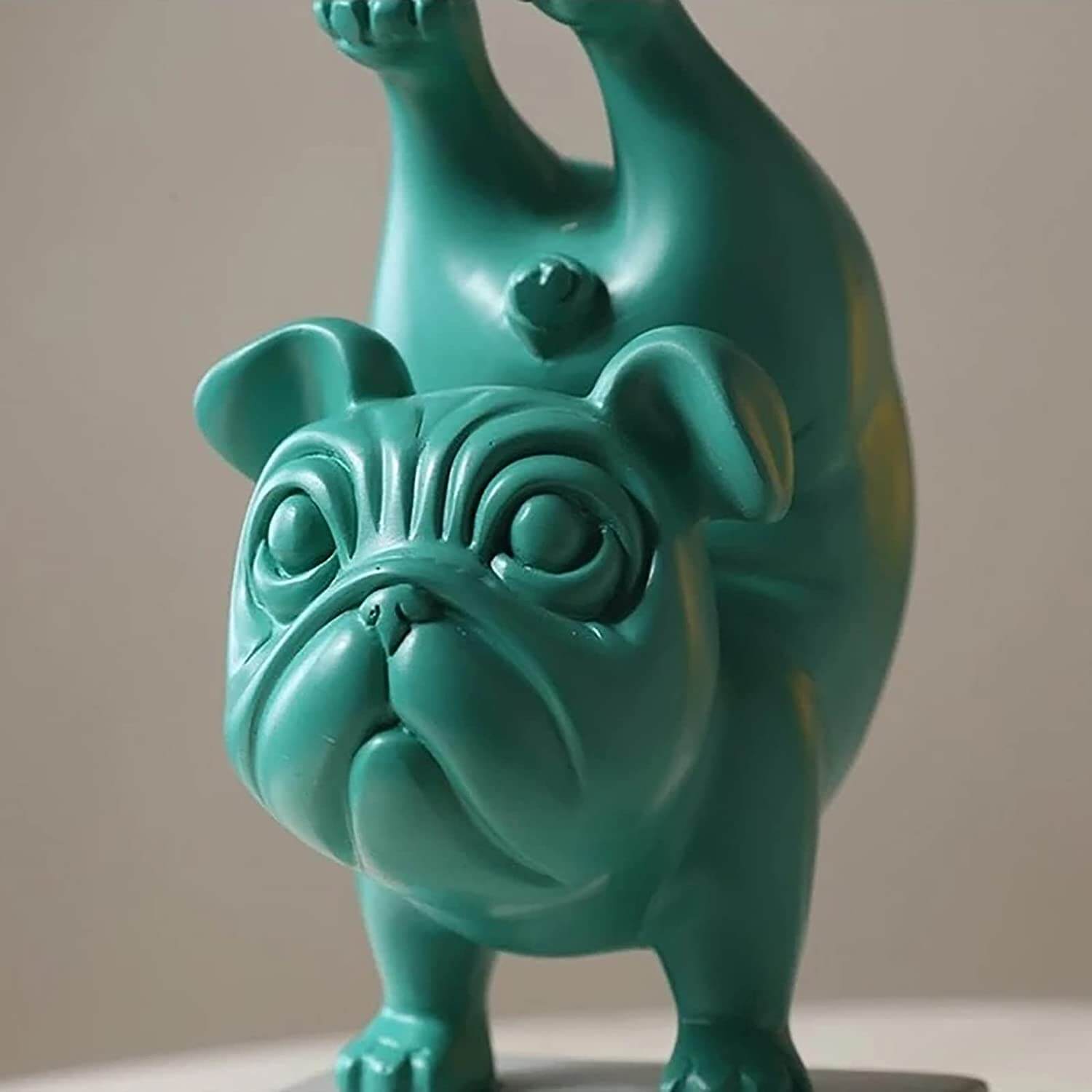 Håndmalt yoga bulldog figur i harpiks, en unik hundepynt til hjem og interiør.