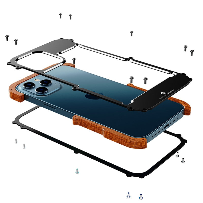 Bilde av en hånd som holder iPhone med et unikt tredeksel. Viser det elegante og funksjonelle mobildekselet.