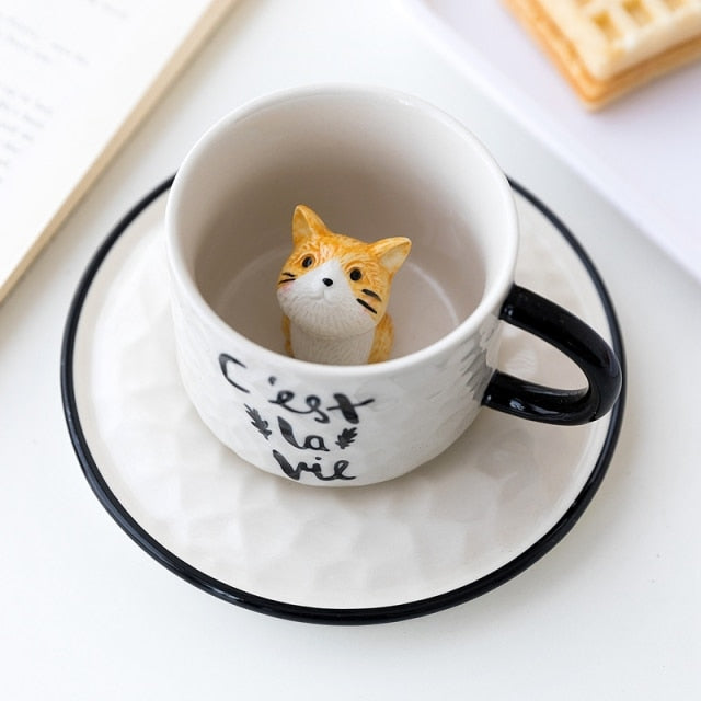 Håndmalt, unikt kaffekrus for katteelskere; en søt 3D katt kikker opp fra koppen.