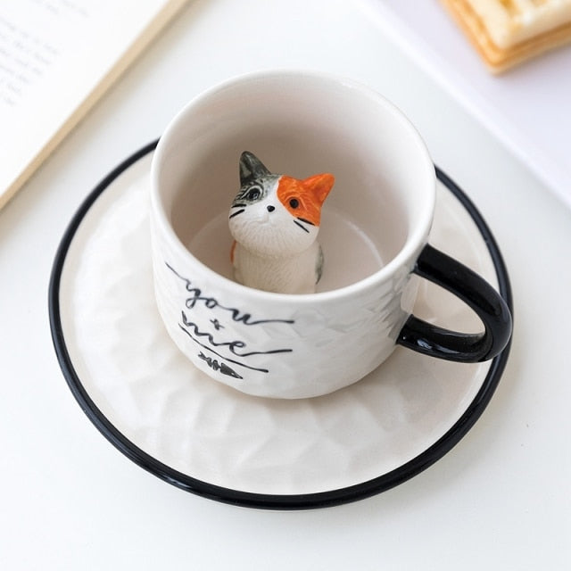 Elegant keramikkrus med hemmelig 3D kattedesign, ideelt for enhver katteelsker og kaffeentusiast.