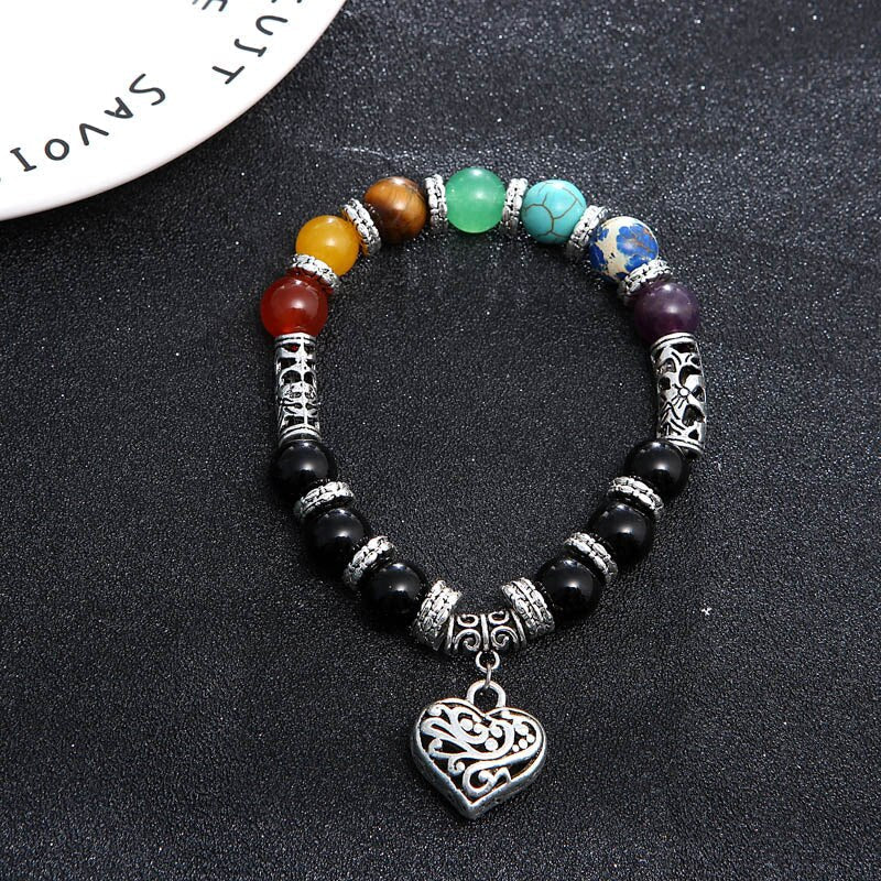 Nærbilde av et 7 chakra steinarmbånd med levende krystaller som symboliserer energi og velvære.