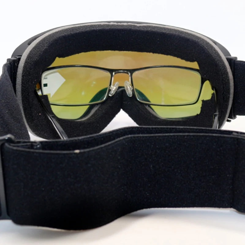 Holdbare unisex skibriller med dobbeltlags antidugg teknologi, bygget for tøffe vinterforhold og UV-beskyttelse.